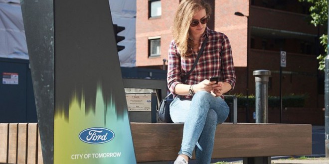 Ford Instala bancos com wifi e carregador para pedestres em Londres